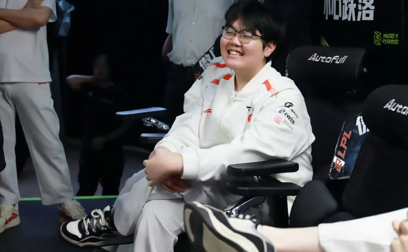 连出现失误, 又开始